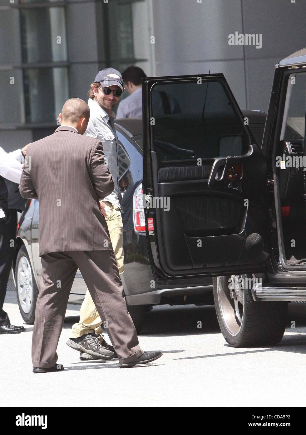 Aug. 06, 2010 - Los Angeles, California, U.S. - BRADLEY COOPER walking in Beverly Hills and getting in his car in Santa Monica after meeting with his acting coach on 8-6-2010. K65635VP.(Credit Image: Â© V.P./Globe Photos/ZUMApress.com) Stock Photo