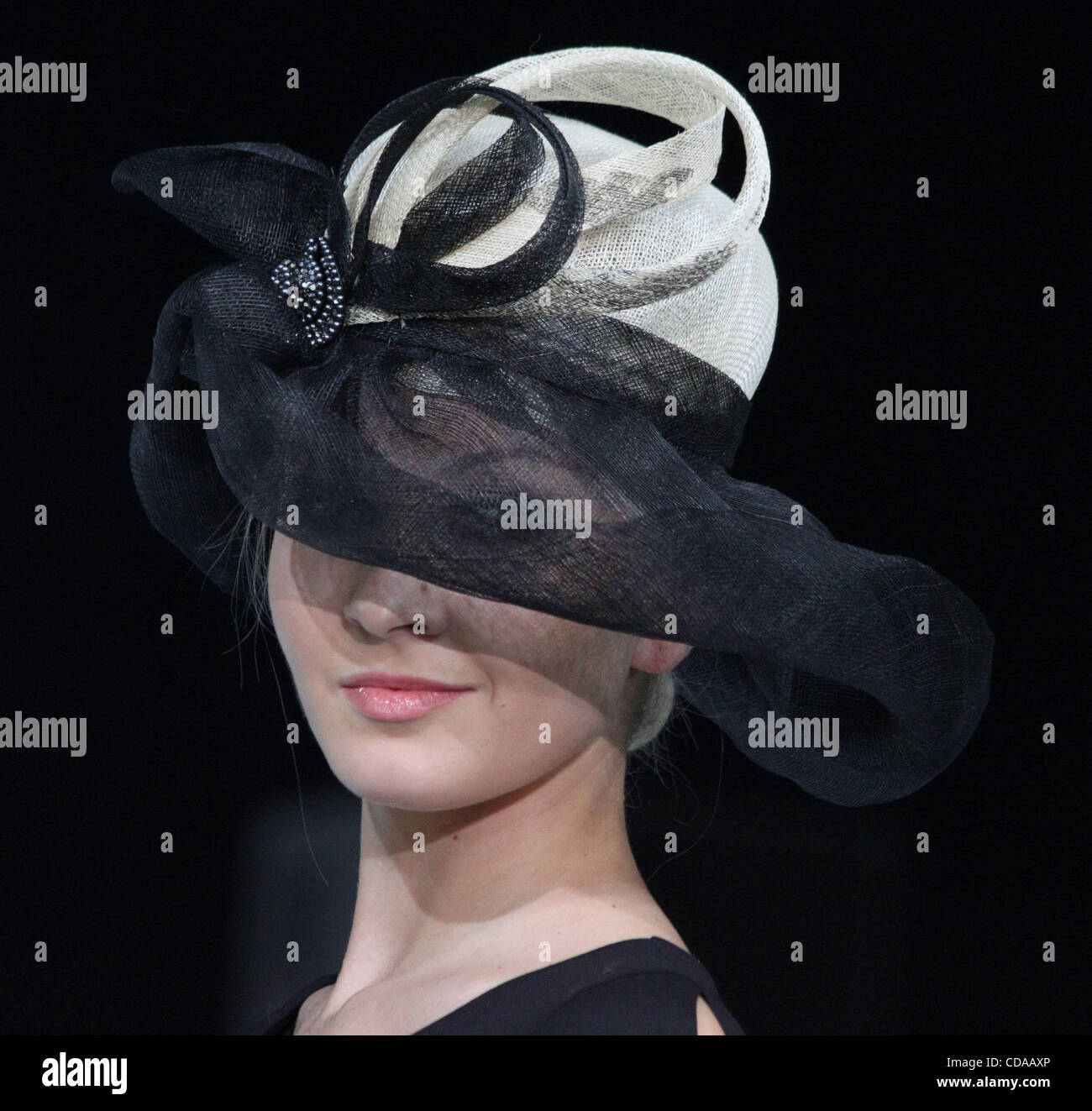 Chapeaux hi-res stock photography and images - Alamy