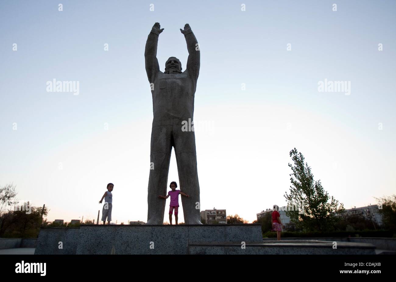 город байконур казахстан. байконур тюратам ленинск. памятник гагарину байконур. памятник бармину байконур. статуя гагарина на байконуре.
