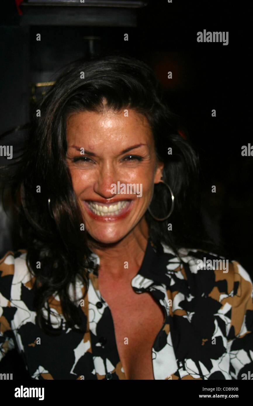 K32928JBU JANICE DICKINSON AT THE PRIVATE PARTY TO CELEBRATE THE PUBLICATION OF AN HOUR TO KILL BY KARIN YAPALATER SHE IS SET TO BE A JUDGE ON  AMERICA'S NEXT TOP MODEL TV SHOW. ELAINE'S RESTAURANT, NEW YORK New York 09/17/2003.(Credit Image: Â© Judie Burstein/Globe Photos/ZUMAPRESS.com) Stock Photo