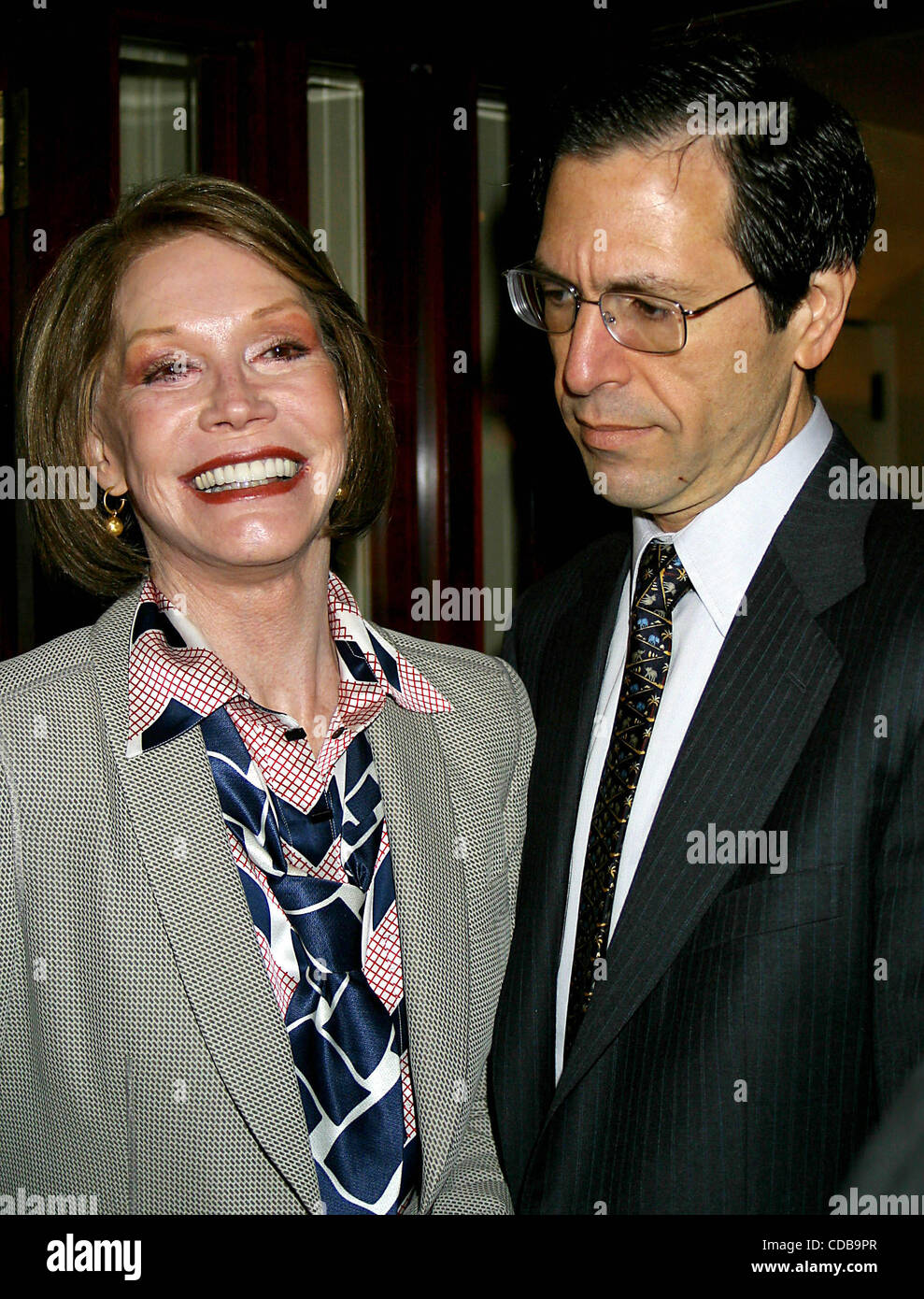 K36635JBU.JOEL GREY'S 72ND BIRTHDAY PARTY AT MICHAEL'S RESTAURANT IN NEW YORK New York.4/12/2004.  /   2004.MARY TYLER MOORE AND HUSBAND DR ROBERT LEVINE(Credit Image: Â© Judie Burstein/Globe Photos/ZUMAPRESS.com) Stock Photo