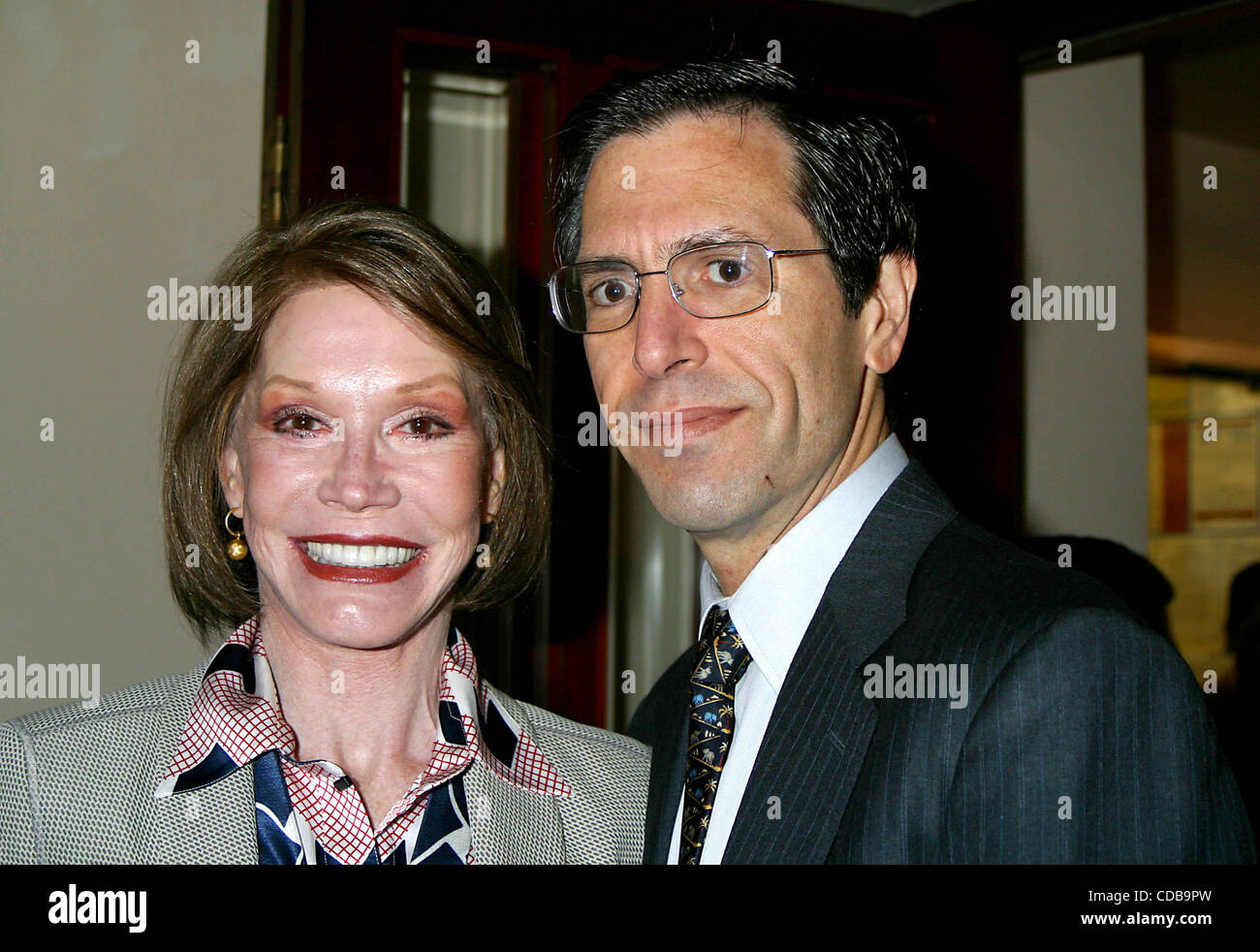 K36635JBU.JOEL GREY'S 72ND BIRTHDAY PARTY AT MICHAEL'S RESTAURANT IN NEW YORK New York.4/12/2004.  /   2004.MARY TYLER MOORE AND HUSBAND DR ROBERT LEVINE(Credit Image: Â© Judie Burstein/Globe Photos/ZUMAPRESS.com) Stock Photo