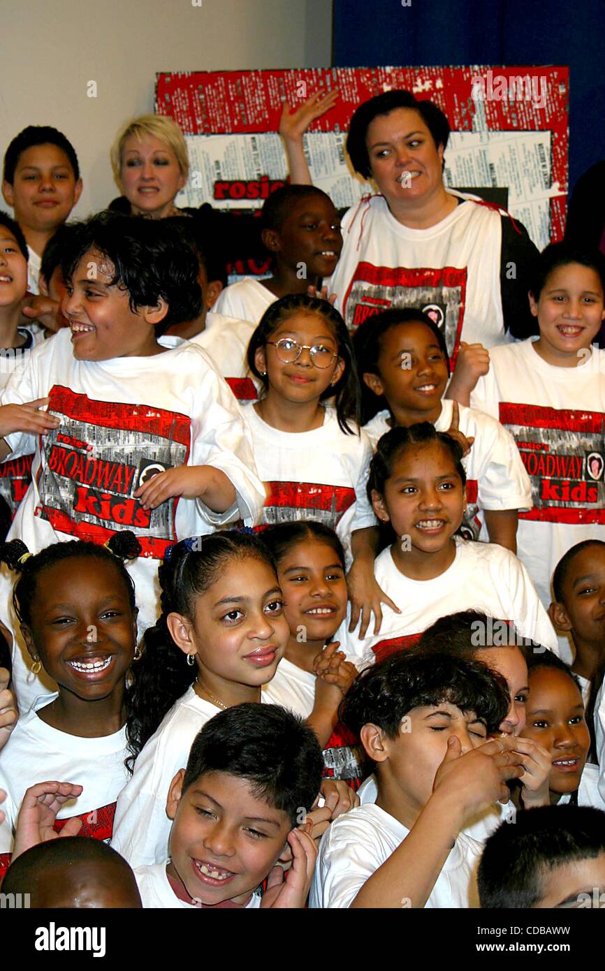 K30015JBU   SD0410.ROSIE'S BROADWAY KIDS .PREMIERE PERFORMANCE.THE NEW 42ND STREET STUDIOS.229 WEST 42ND STREET.NEW YORK.   /    2003.ROSIE O'DONNELL AND HER BROADWAY KIDS FROM P.S./I.S. 51 (ELIAS HOWE SCHOOL)(Credit Image: Â© Judie Burstein/Globe Photos/ZUMAPRESS.com) Stock Photo