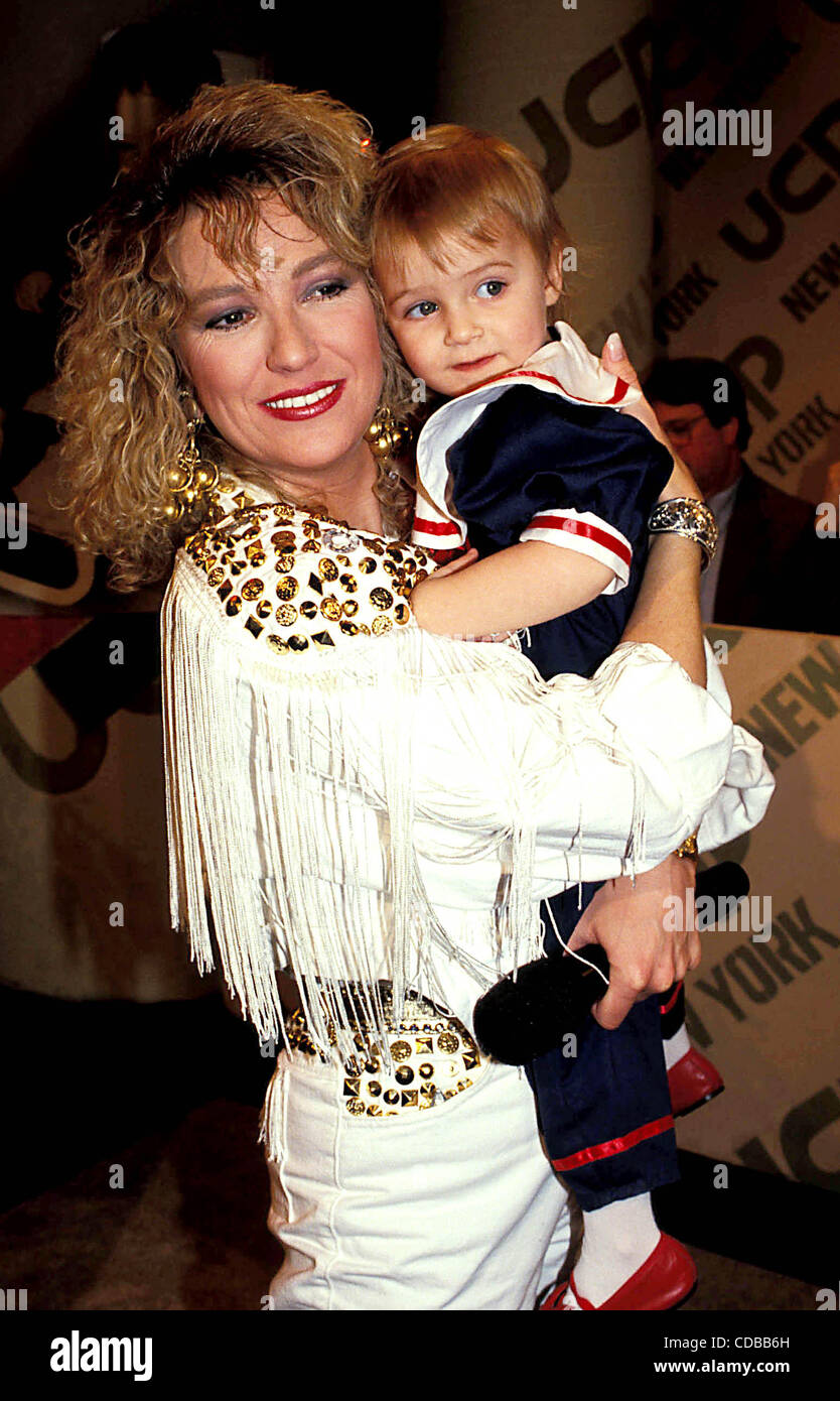 16339.TANYA TUCKER AND DAUGHTER PRESLY. / TANYATUCKERRETRO(Credit Image