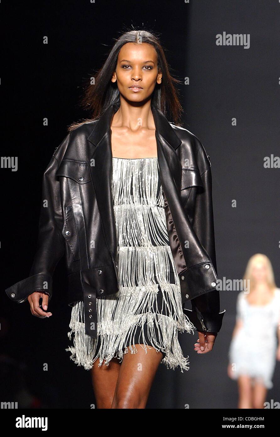 K28959AR SD0212.2003 FALL FASHION WEEK: MICHAEL KORS FALL FASHION