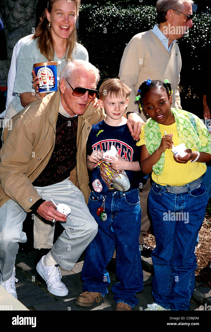 K12001AR.PAUL NEWMAN UNVEILS ''NEWMAN'S OWN'' ICECREAM IN NEW YORK New