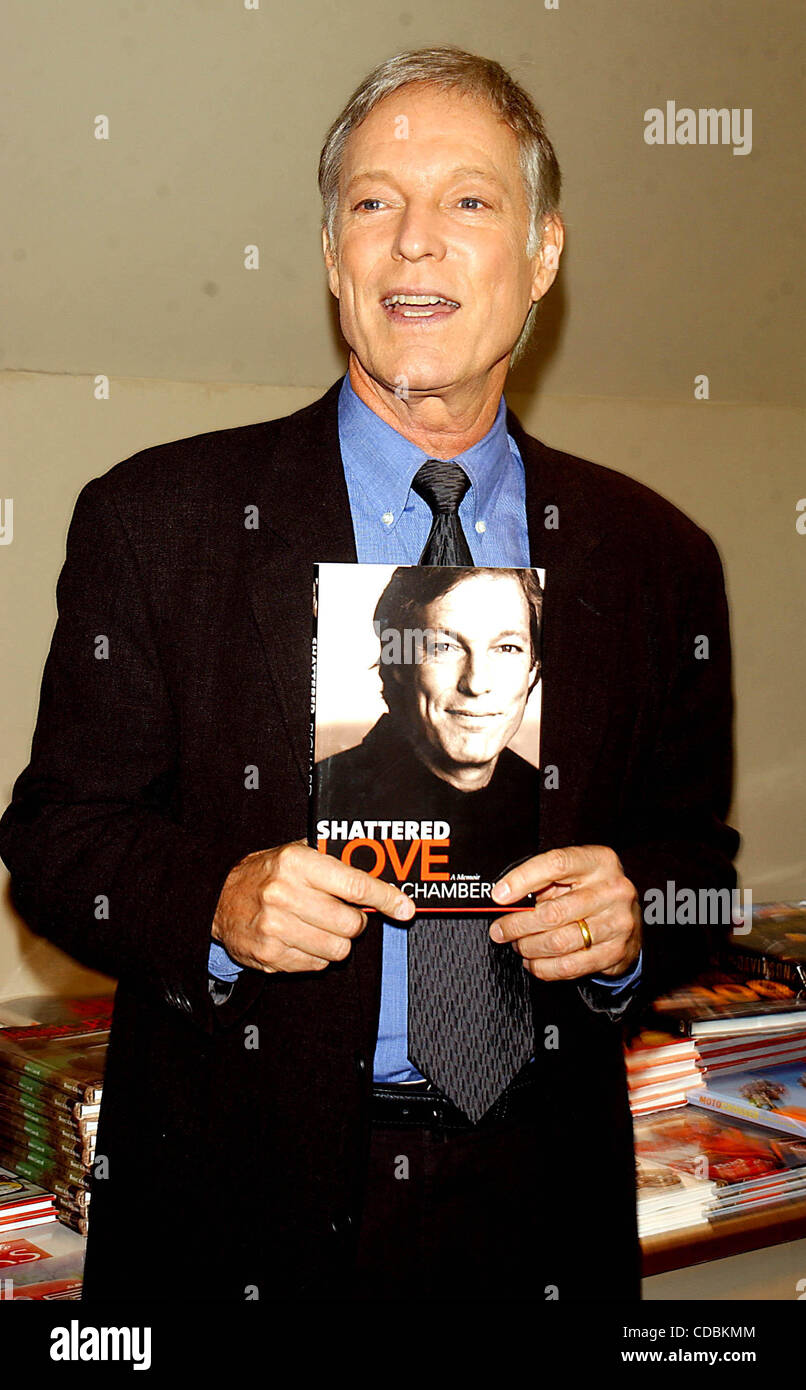 K31022AR.RICHARD CHAMBERLAIN BOOK SIGNING OF ''SHATTERED LOVE'' AT BARNES AND NOBLE AT LINCOLN SQUARE IN NEW YORK New York.6/6/2003.    /   2003(Credit Image: Â© Andrea Renault/Globe Photos/ZUMAPRESS.com) Stock Photo