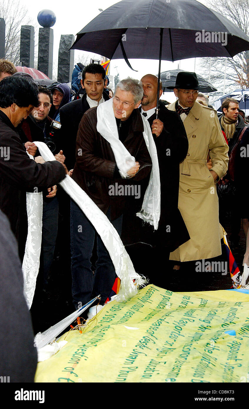 K36656AR.RICHARD GERE GREETS 3 TIBETIANS ON A HUNGER STRIKE TO PROTEST ...