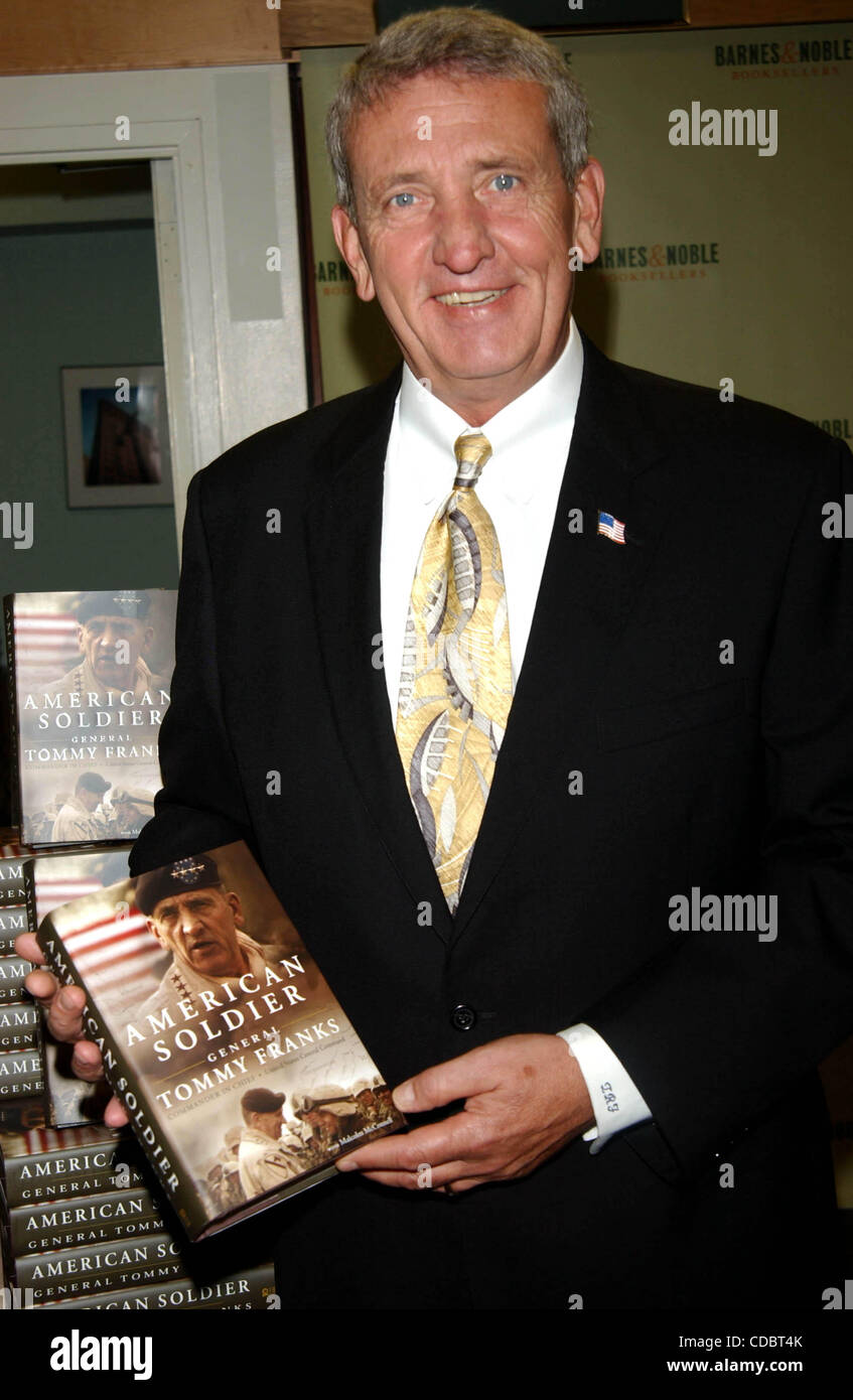 K38645AR.FORMER GENERAL ARMY TOMMY FRANKS SIGNS COPIES OF HIS BOOK AMERICAN  SOLDIER AT BARNES AND NOBLE ROCKEFELLER CENTER, NEW YORK New York  08/04/2004. / TOMMY FRANKS(Credit Image: Â© Andrea Renault/Globe  Photos/ZUMAPRESS.com Stock