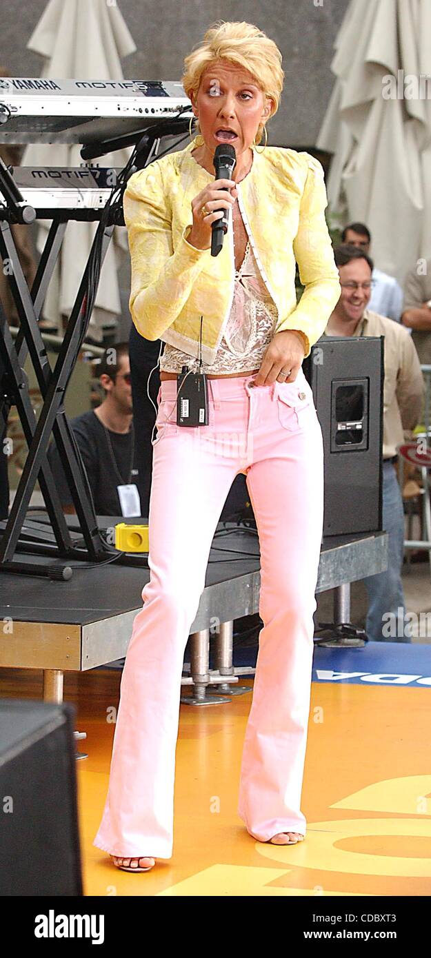 k31676ar-sd07102003celine-dion-performs-on-nbc-today-show-at-rockefeller-CDBXT3.jpg