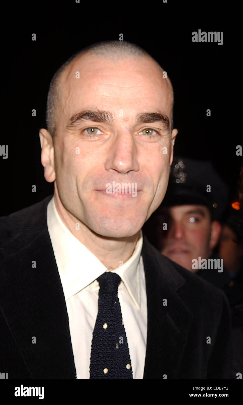 K27987AR  SD1209.THE GANGS OF NEW YORK PREMIERE.DANIEL DAY LEWIS.ZIEGFELD THEATRE, 57TH STREET, NEW YORK New York.    /   2002(Credit Image: Â© Andrea Renault/Globe Photos/ZUMAPRESS.com) Stock Photo