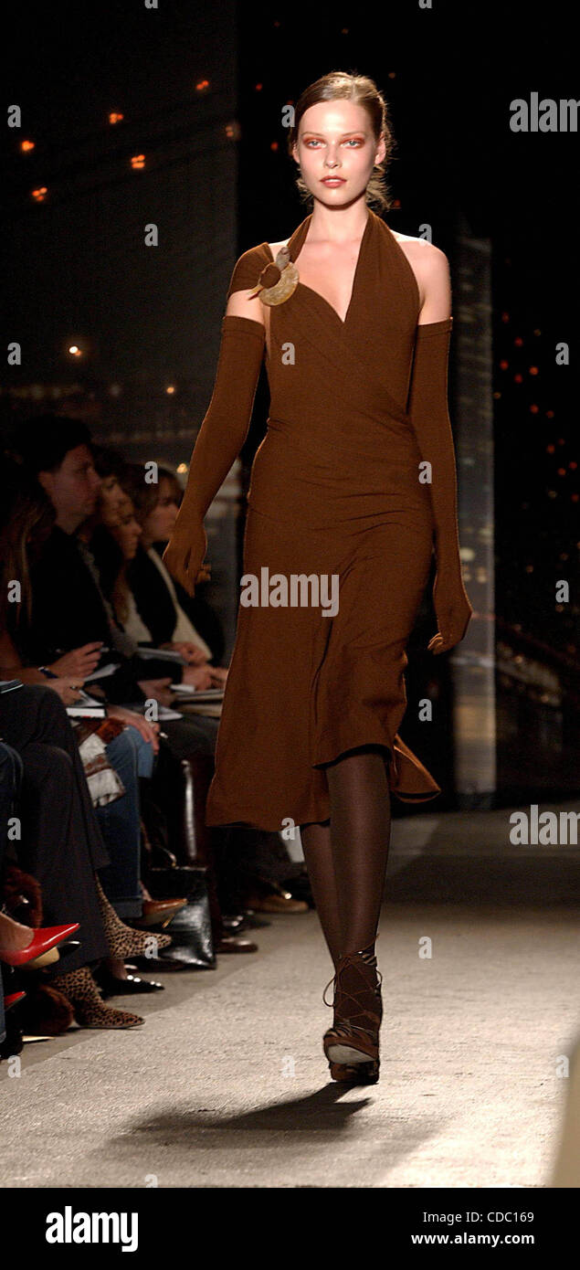 K35551AR .OLYMPUS FASHION WEEK: DONNA KARAN FALL 2004 COLLECTIONS AT BRYANT  PARK IN NEW YORK New York. .02/13/2004 . / 2004.DONNA KARAN  FASHIONS.RUNYWAY MODEL(Credit Image:  Andrea Renault/Globe  Photos/ZUMAPRESS.com Stock Photo -