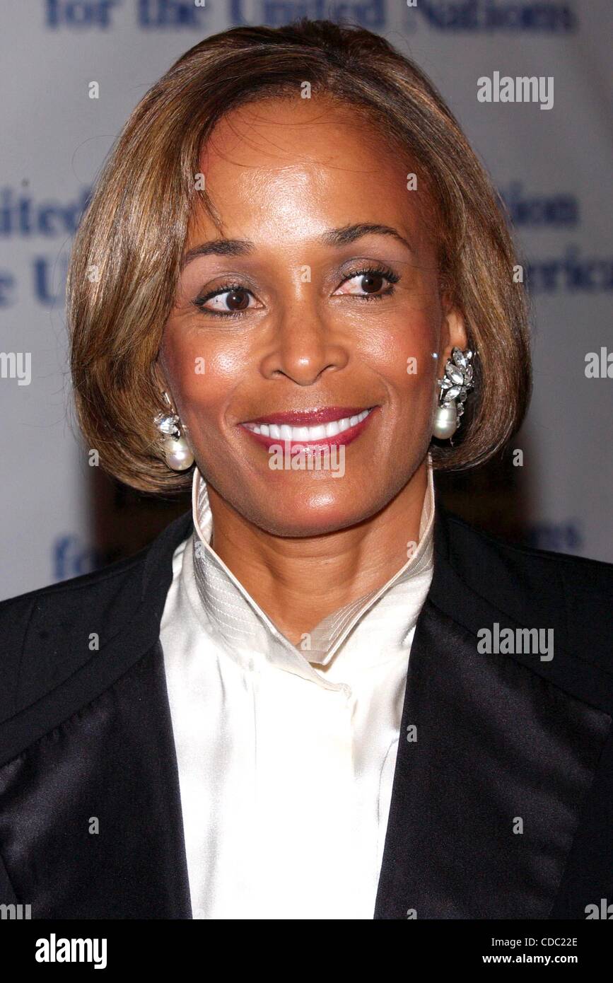 K33357AR.UNA-USA GLOBAL LEADERSHIP AWARD DINNER AT THE SHERATON , NYC.  10/08/2003.     /    FAYE WATTLETON(Credit Image: Â© Andrea Renault/Globe Photos/ZUMAPRESS.com) Stock Photo