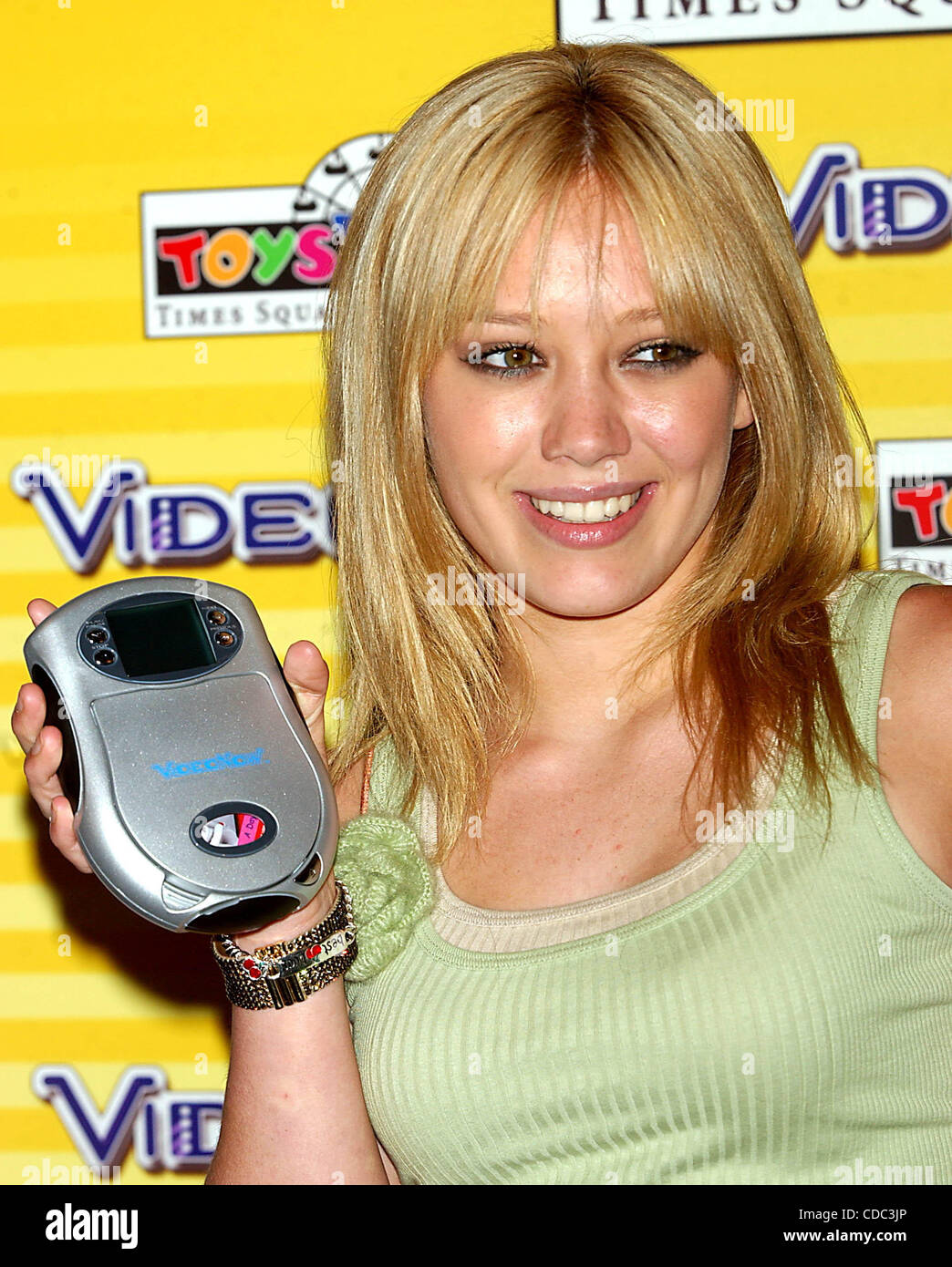 K31757AR.HILARY DUFF AT TOY'S R US TO PROMOTE 'VIDEONOW',THE FIRST EVER