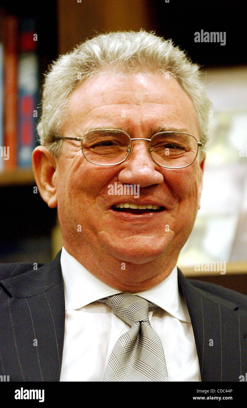 K36746ar Howell Raines And Dan Rather Read From Michael Kelly S