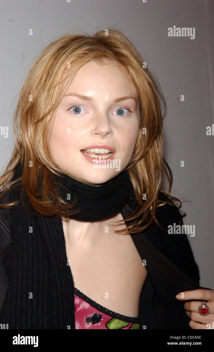 K28862AR.NICOLE MILLER FALL 2003 COLLECTION.BRYANT PARK, NEW YORK New