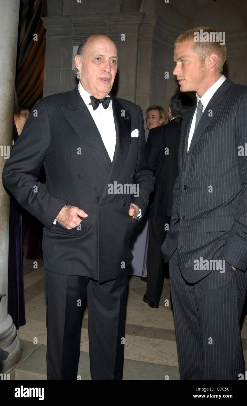 K35538AR.YOUNG FELLOWS ANNUAL BALL HOSTED BY CAROLINA HERRERA  FRICK MUSEUM, NEW YORK New York 02/12/2004.    /   2004..JASON LEWIS AND REINALDO(Credit Image: Â© Andrea Renault/Globe Photos/ZUMAPRESS.com) Stock Photo