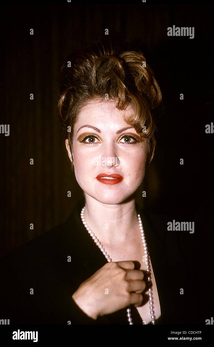 L1553.SONG WRITERS HALL OF FAME .05/29/1991. / 1991.CYNDI LAUPER(Credit