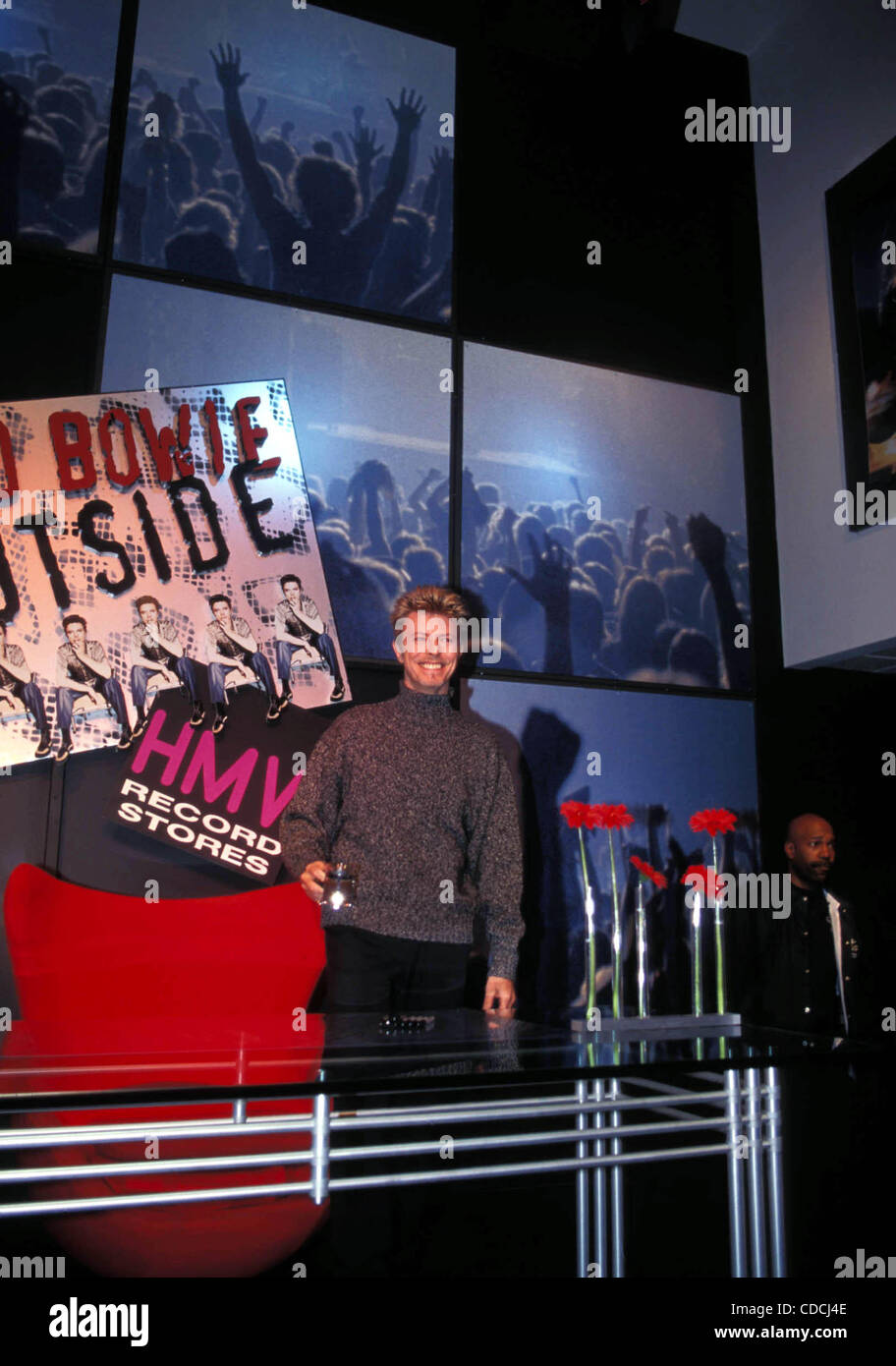 September 26 1995 David Bowie At Hmv Records Store In Manhattan For The Promotion Of Outside Photo By C Allan Tannenba David Bowie David Bowie Music Bowie