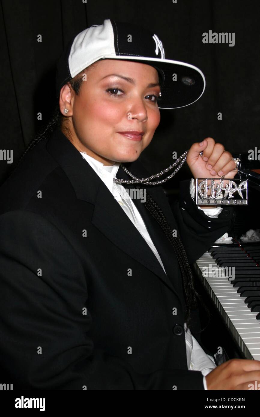 K37761ML.VIRGIN RECORDS NEWLY SIGNED ARTIST AMANDA PEREZ HOLDS PRESS