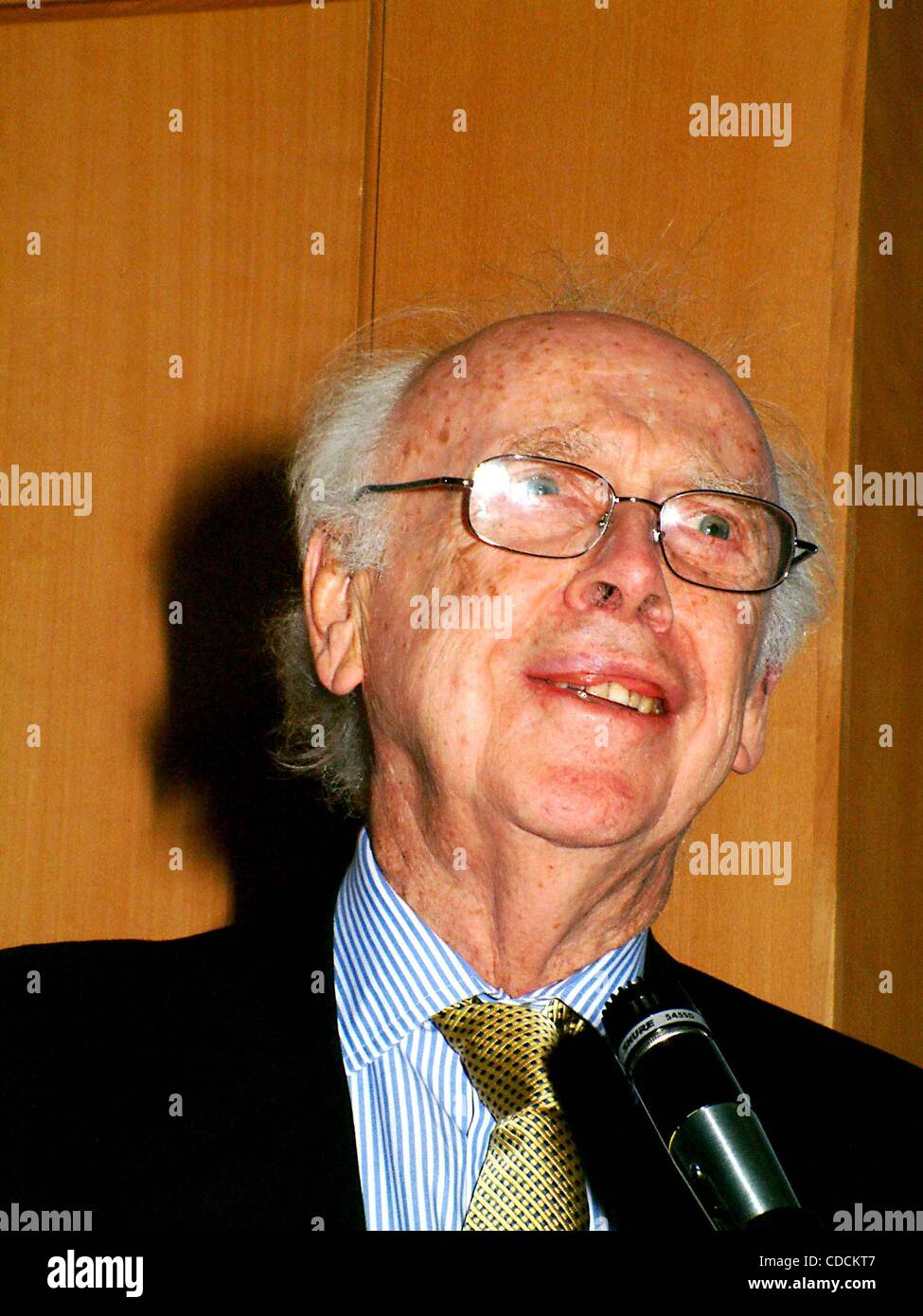 K29252ML          SD0224.''DNA WEEK IN NEW YORK''.DR. JAMES D. WATSON OPENS EXHIBITION OF ''GENETIC ART'' ON THE 50th ANNIVERSARY OF HIS DISCOVERY OF THE (STRUCTURE OF DNA) AT THE GALLERY OF THE GRADUATE CENTER IN NEW YORK New York.  /    2003(Credit Image: Â© Mitchell Levy/Globe Photos/ZUMAPRESS.co Stock Photo