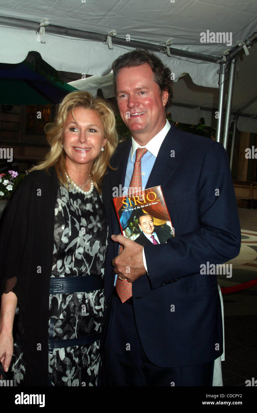 K37895ML.PARTY TO CELEBRATE SIRIO MACCIONI'S MEMOIR ''SIRIO: THE STORY OF MY LIFE AND LE CIRQUE''.AT LE CIRQUE RESTAURANT IN NEW YORK New York 06/15/2004.  /    2004.RICK HILTON AND KATHY HILTON(Credit Image: Â© Mitchell Levy/Globe Photos/ZUMAPRESS.com) Stock Photo