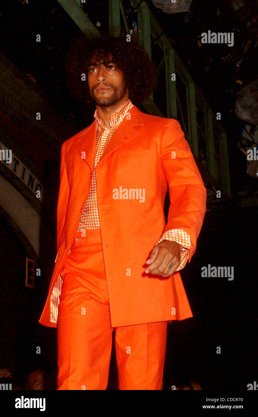 K32793ML.2003 FASHION WEEK: RONY AND RONALD DELICE DEBUT THEIR RON AND RON SPRING/SUMMER 2004 COLLECTION AT TIMES SQUARE STUDIOS IN NEW YORK New York.9/13/2003.  /    2003(Credit Image: Â© Mitchell Levy/Globe Photos/ZUMAPRESS.com) Stock Photo