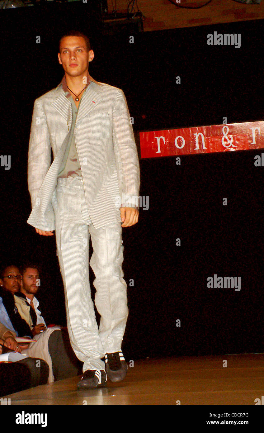 K32793ML.2003 FASHION WEEK: RONY AND RONALD DELICE DEBUT THEIR RON AND RON SPRING/SUMMER 2004 COLLECTION AT TIMES SQUARE STUDIOS IN NEW YORK New York.9/13/2003.  /    2003(Credit Image: Â© Mitchell Levy/Globe Photos/ZUMAPRESS.com) Stock Photo