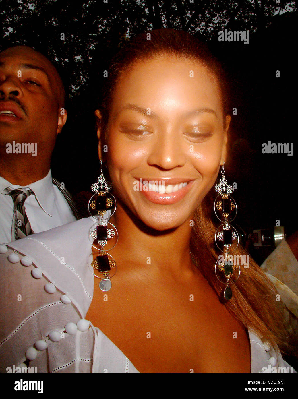 K32794ML.MERCEDES-BENZ FASHION WEEK- CELEBRITY ARRIVALS AT BRYANT PARK IN NEW YORK New York.9/13/2003.  /    2003.BEYONCE KNOWLES(Credit Image: Â© Mitchell Levy/Globe Photos/ZUMAPRESS.com) Stock Photo