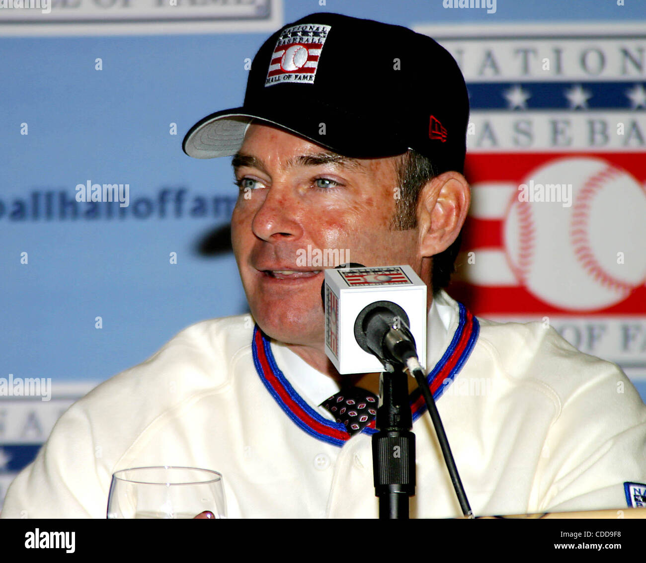 Dennis Eckersley, left, and Paul Molitor, the National Baseball Hall of  Fame's newest inductees, face each other at a New York news conference  Wednesday Jan. 7, 2004. Near the end of their