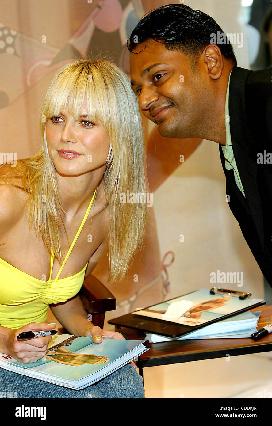 Jan. 1, 2011 - New York, New York, U.S. - K30686RM.IN STORE APPEARANCE BY  SUPERMODEL HEIDI KLUM..SHE IS SIGNING PICTURES OF HER LATEST BATHING SUIT  AD CAMPAIGN FOR THE NEW H&M SWIMWEAR