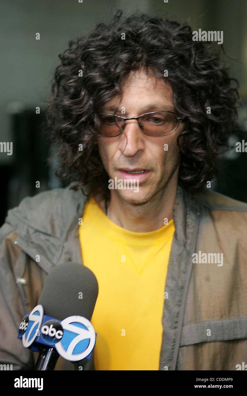 Jan. 1, 2011 - New York, New York, U.S. - K38141RM.HOWARD STERN GIVES