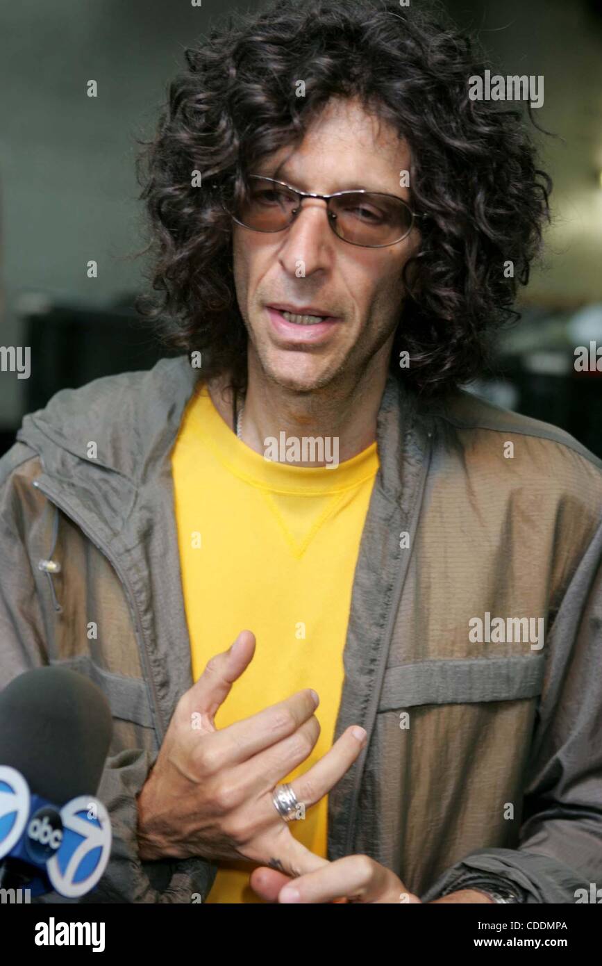 Jan. 1, 2011 - New York, New York, U.S. - K38141RM.HOWARD STERN GIVES