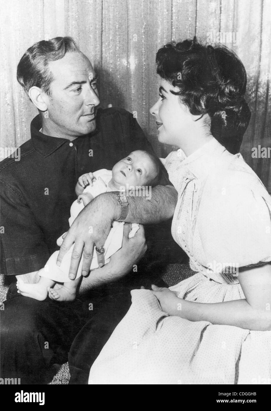 No.v 13, 1964 - Los Angeles, CA, U.S. - Actress ELIZABETH 'LIZ' TAYLOR with her second husband, American actor MICHAEL WILDING holding their newborn son CHRISTOPHER WILDING. (Credit Image: © KEYSTONE Pictures/ZUMAPRESS.com) Stock Photo