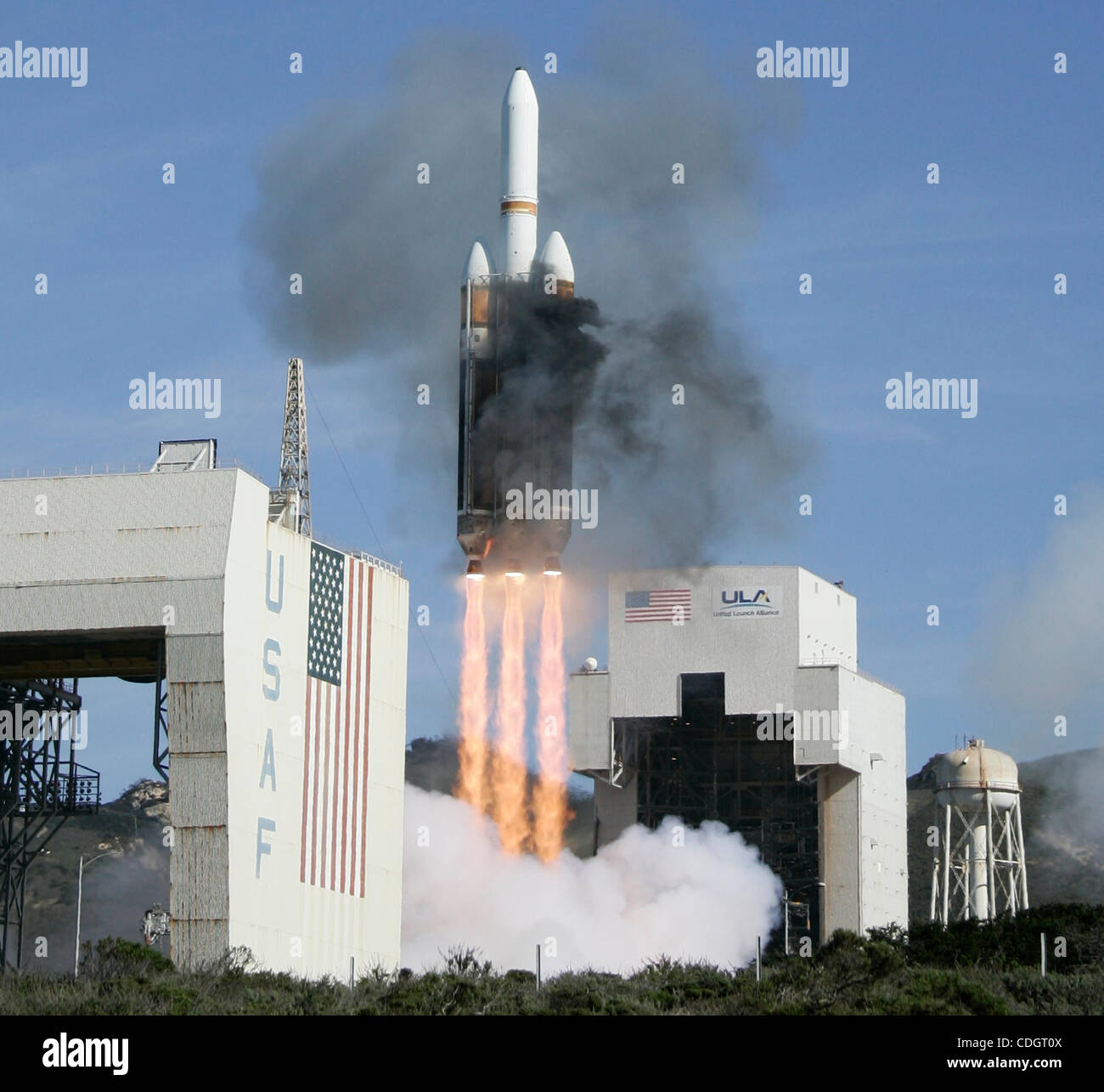 Jan 20,2011- Vandenberg AFB, California, USA. Delta 4-Heavy rocket  lifts off  today from Vandenberg Air Force Base for the rocket's maiden launch. Liftoff of America's biggest unmanned booster from the old West Coast space shuttle launch pad was at  1:10 p.m. PST today to deploy a spy satellite int Stock Photo