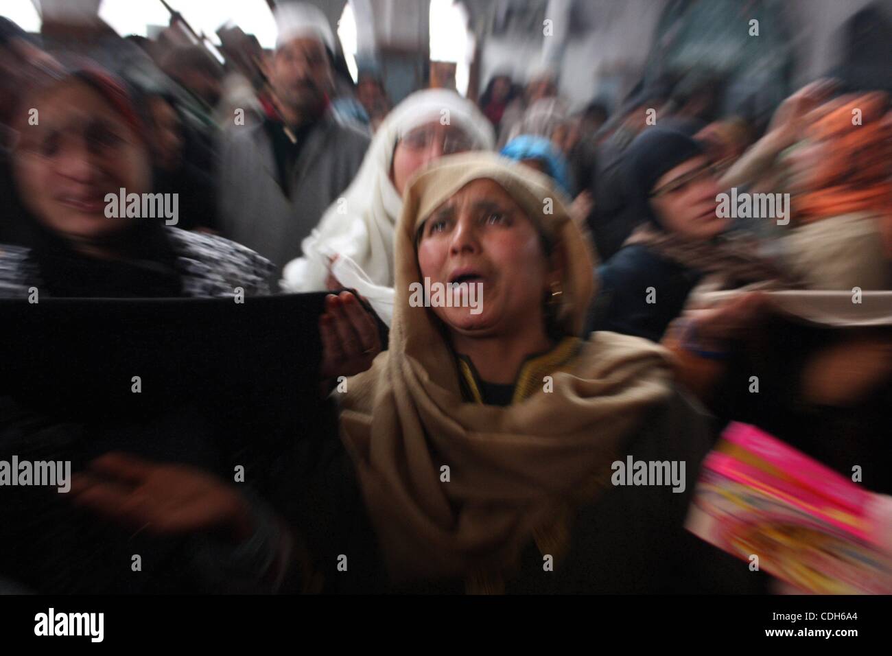 Jan 29, 2011 - Srinagar, Kashmir, India - Kashmiri Muslim woman pray ...