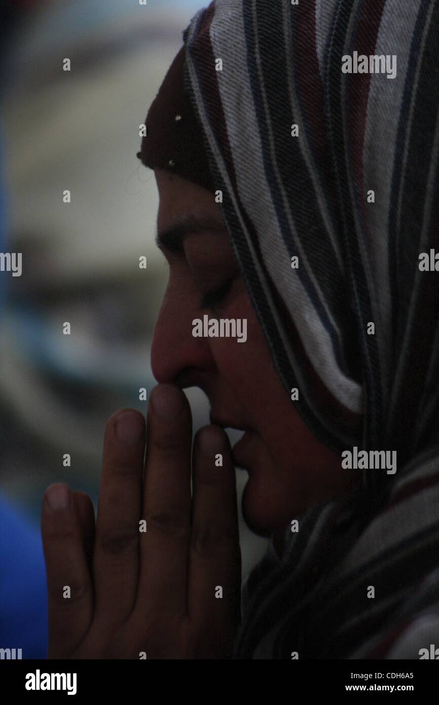 Jan 29, 2011 - Srinagar, Kashmir, India - Kashmiri Muslim woman pray ...
