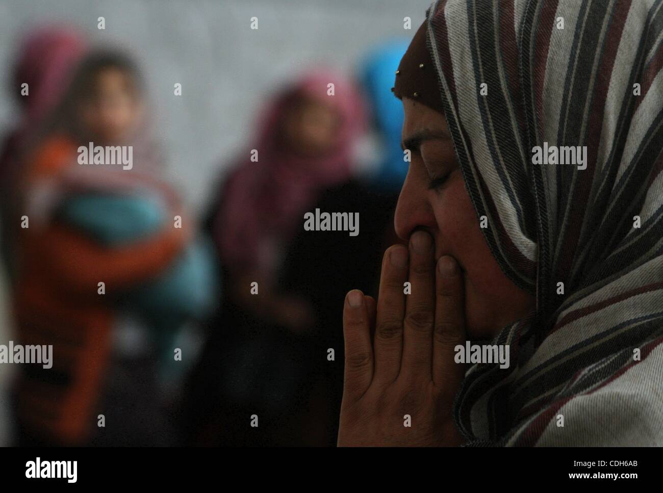 Jan 29, 2011 - Srinagar, Kashmir, India - Kashmiri Muslim woman pray ...