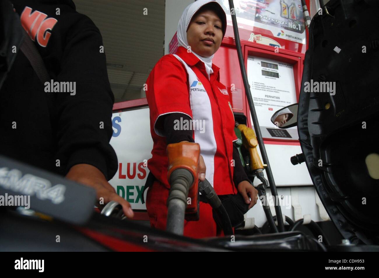 Gas station attendant hires stock photography and images Alamy
