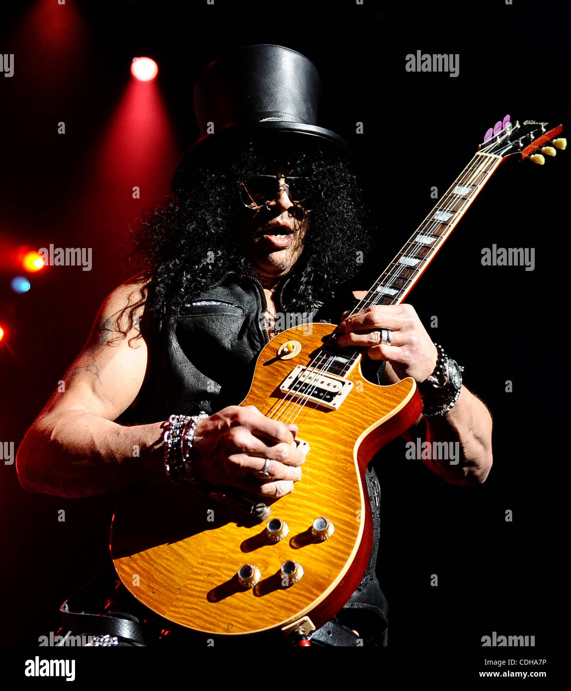 Slash guitarist hi-res stock photography and images - Alamy