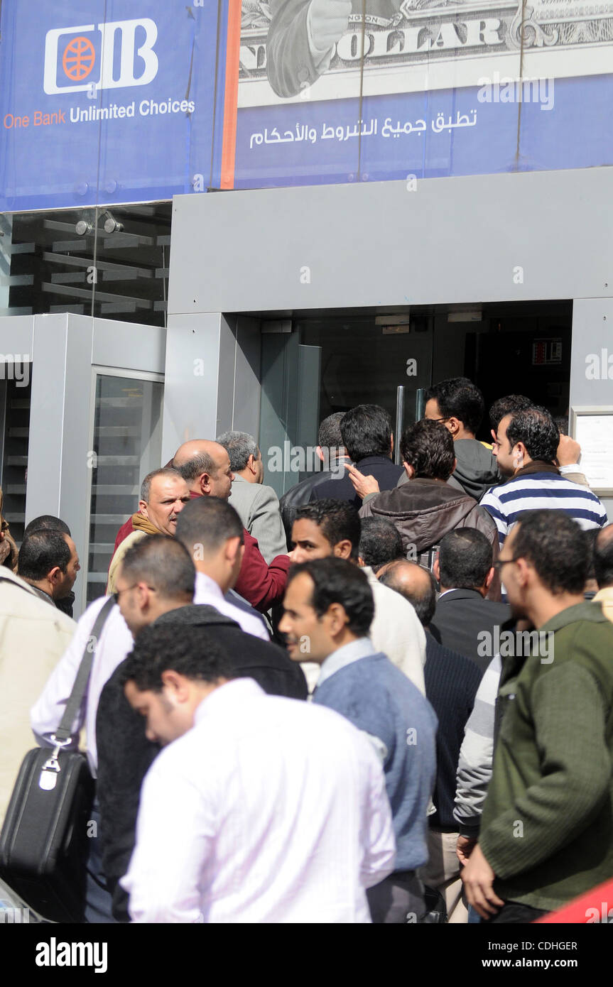 Customers queue at Egypt banks in Cairo February 6, 2011. Egypt banks
