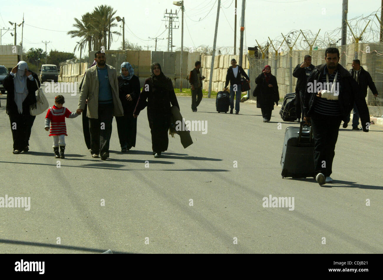 Palestinians arrive to the Gaza Strip through the Rafah border crossing with Egypt, in southern Gaza, on February 22, 2011 after it was opened for passage for people leaving and entering the Palestinian enclave. Photo by Abed Rahim Khatib Stock Photo