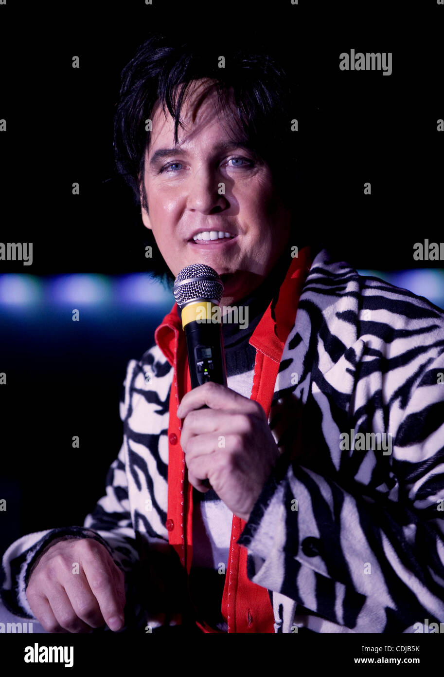 An elvis presley look alike hi-res stock photography and images - Alamy