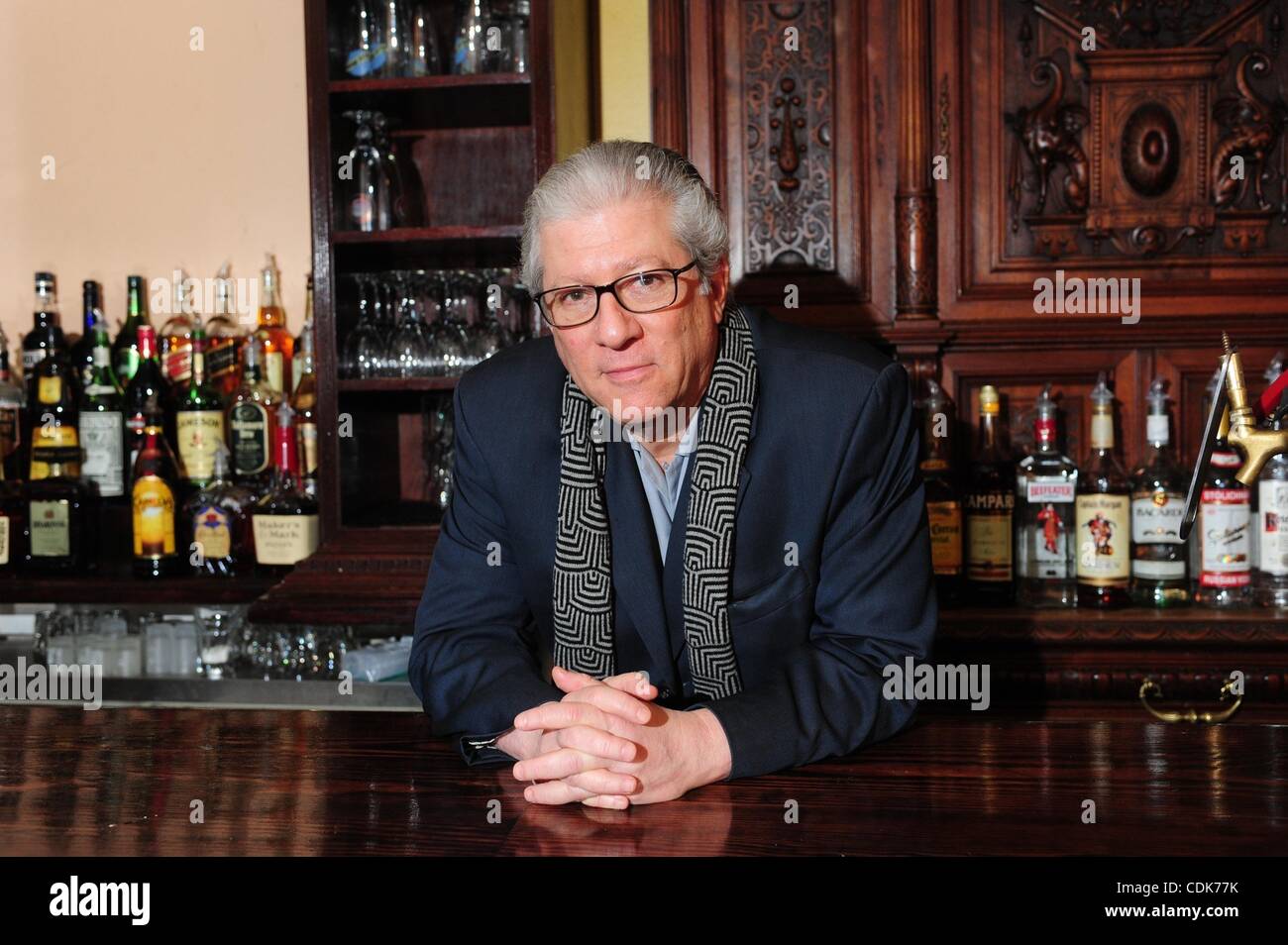 Peter Riegert Recent York pub drinkers hi-res stock photography and images - Alamy
