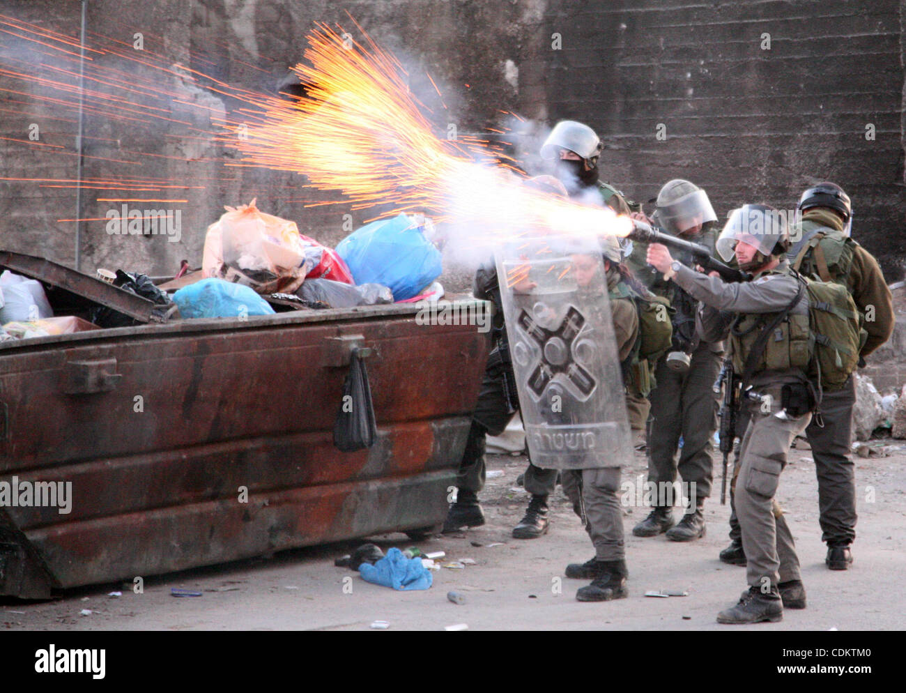 Israeli Border Police Fire Tear Gas Towards Palestinian Stone Throwers