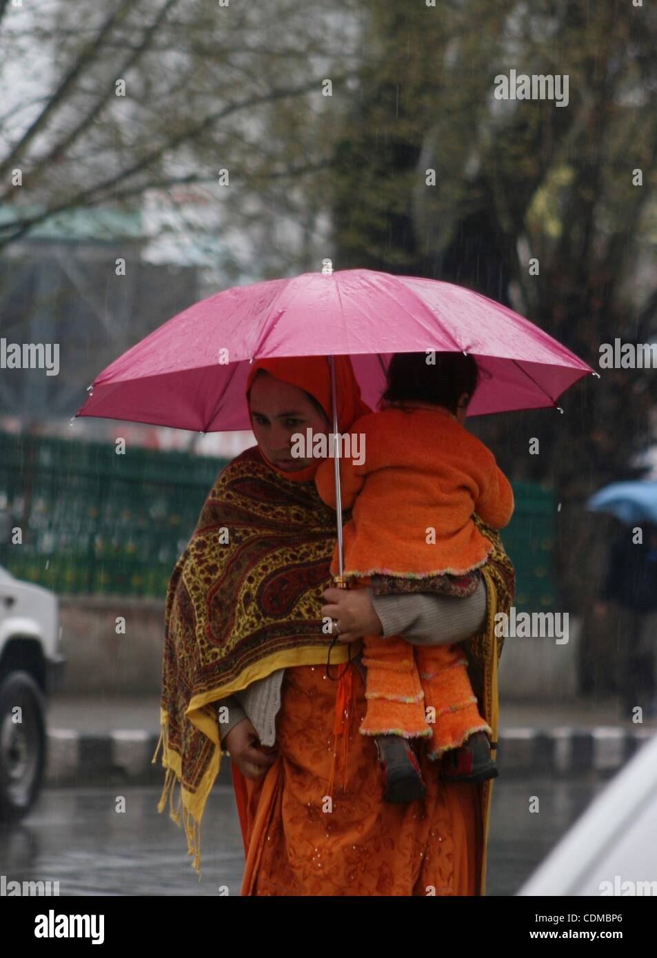 Apr 4, 2011 - Srinagar, Kashmir, India - A Kashmiri muslim woman with ...