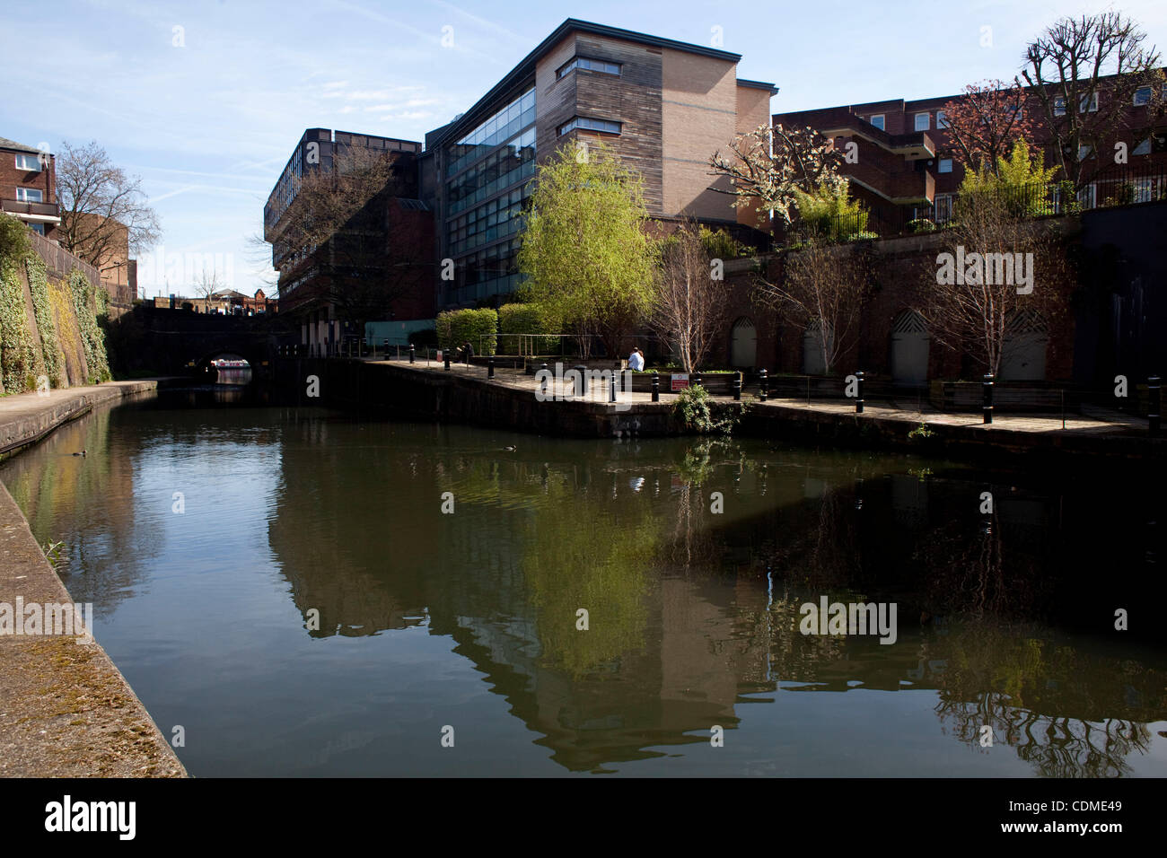 April 06, 2011 - London, England, United Kingdom - Regent's Canal is a canal across an area just north of central London, England. It provides a link from the Paddington arm of the Grand Union Canal, just north-west of Paddington Basin in the west, to the Limehouse Basin and the River Thames in east Stock Photo