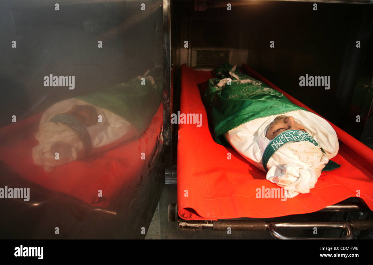 The body of Palestinian boy Mahmud al-Jaro lies at the mortuary of a hospital before his funeral in Gaza City on April 9, 2011. Militant group Hamas said on Saturday it would escalate it attacks against Israel to include a wider range of targets if Israel failed to halt its aerial assaults on the Ga Stock Photo