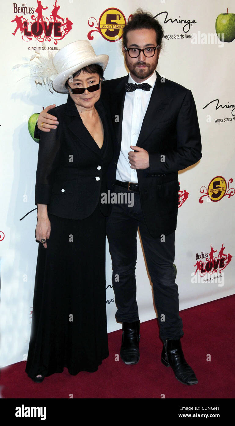 Yoko ono and sean hi-res stock photography and images - Alamy