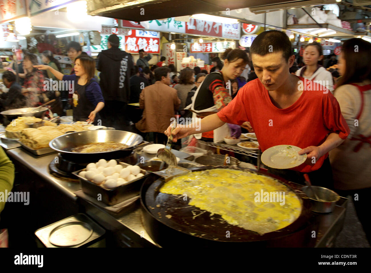June 27, 2011 - Taipei, Taiwan - Oyster omelets are prepared at the Shilin Night Market.  The oyster omelet is a popular dish found at many night markets in Taiwan. (Credit Image: © Marcus Donner/ZUMAPRESS.com) Stock Photo